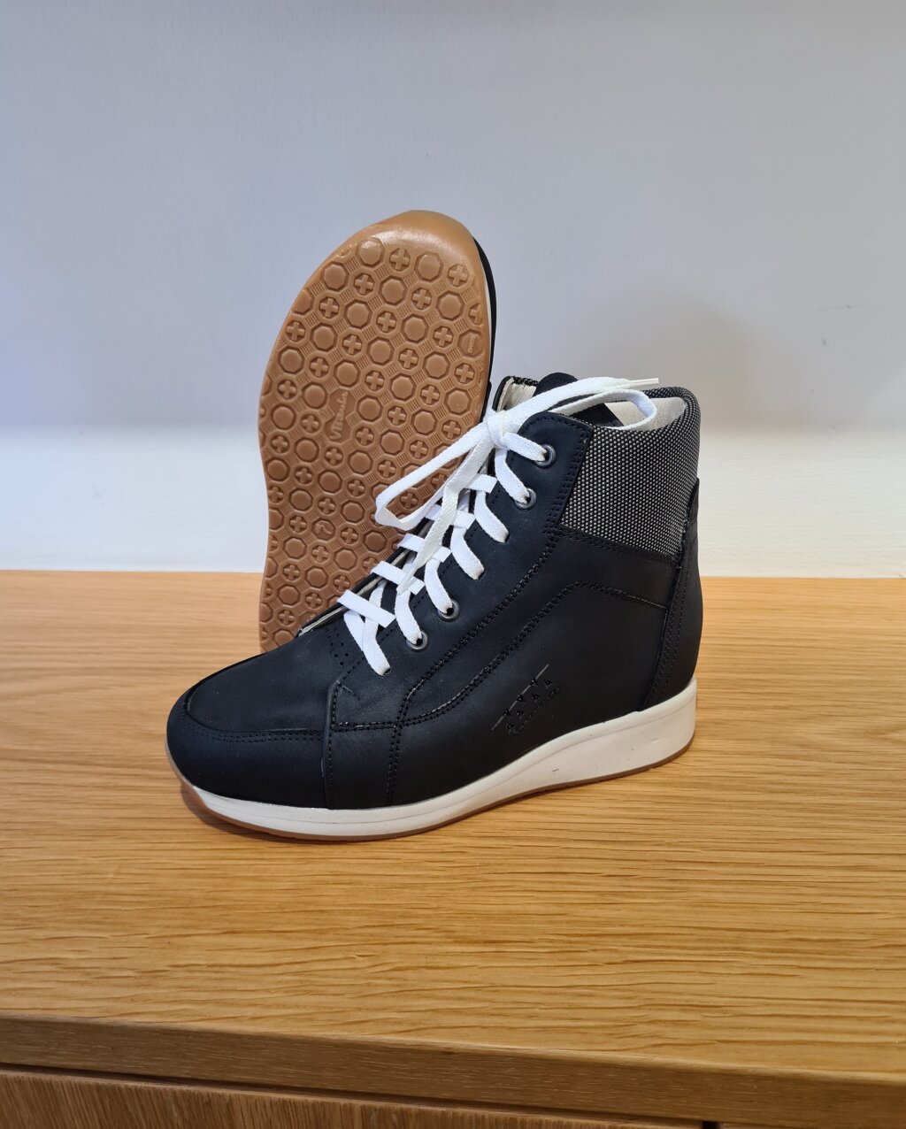 Otter Orthopädie & Schuhe - orthopädische Maßschuhe in schwarz mit weißer Sohle.