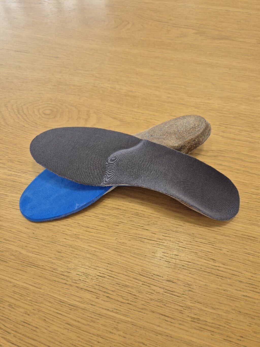 Otter Orthopädie & Schuhe - orthopädische Einlagen liegend auf einem Tisch.