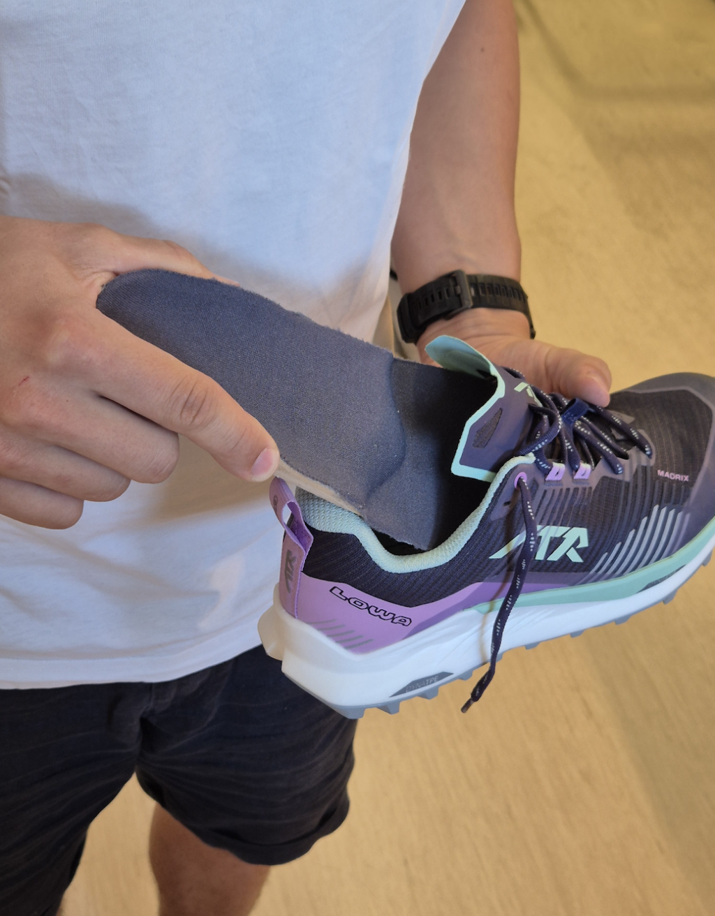 Otter Orthopädie & Schuhe - Einlegen einer Einlage in einen Sportschuh.